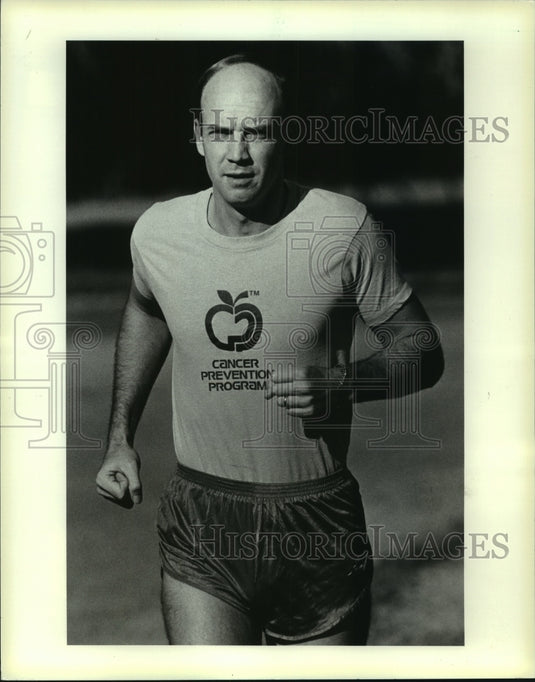 1984 Press Photo Cancer specialist Richard Love jogged near his home in Madison - Historic Images