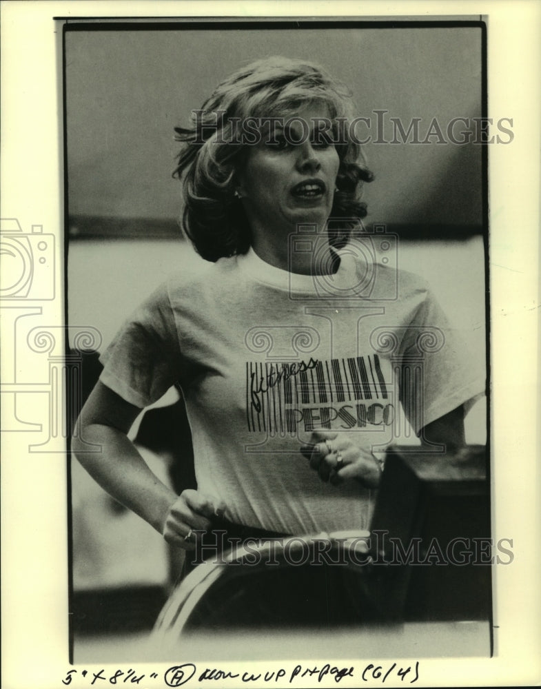 1984 Melinda White, a secretary, ran on a treadmill in the gym.-Historic Images