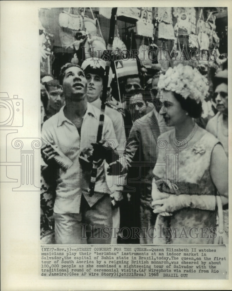 1968 Press Photo Queen Elizabeth II watches musicians play in Salvador, Brazil - Historic Images