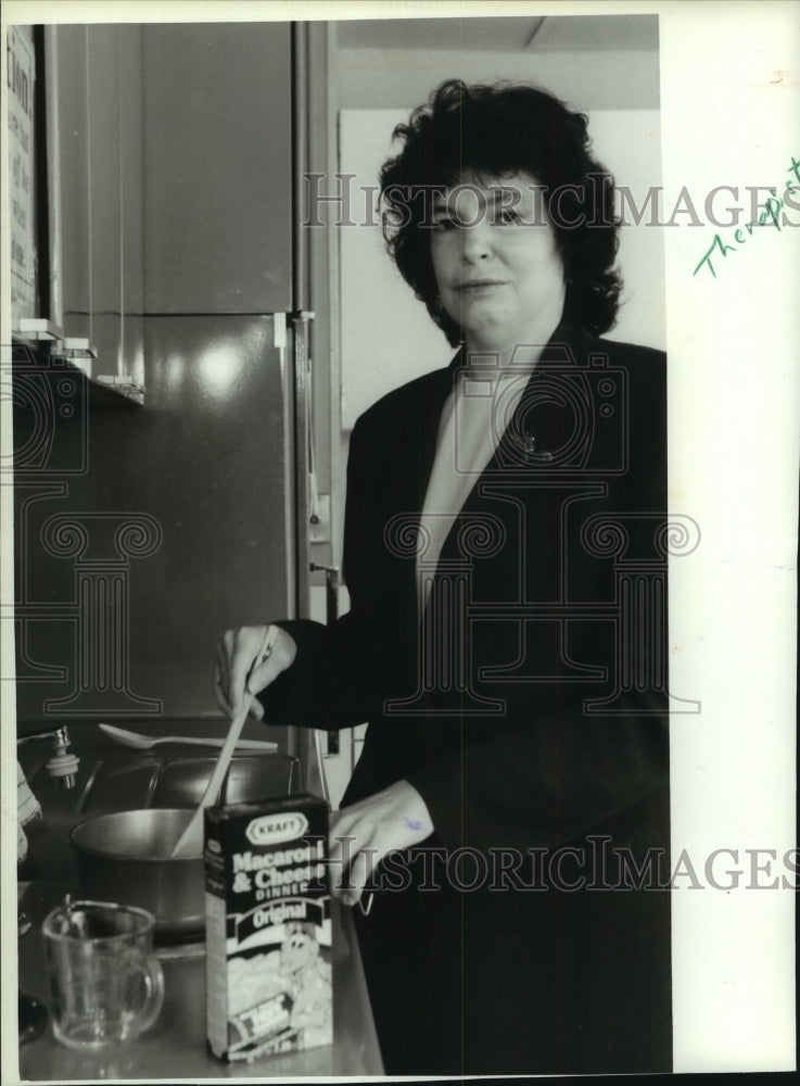 1995 Psychiatrist Susan Kaehler favors Kraft macaroni and cheese. - Historic Images