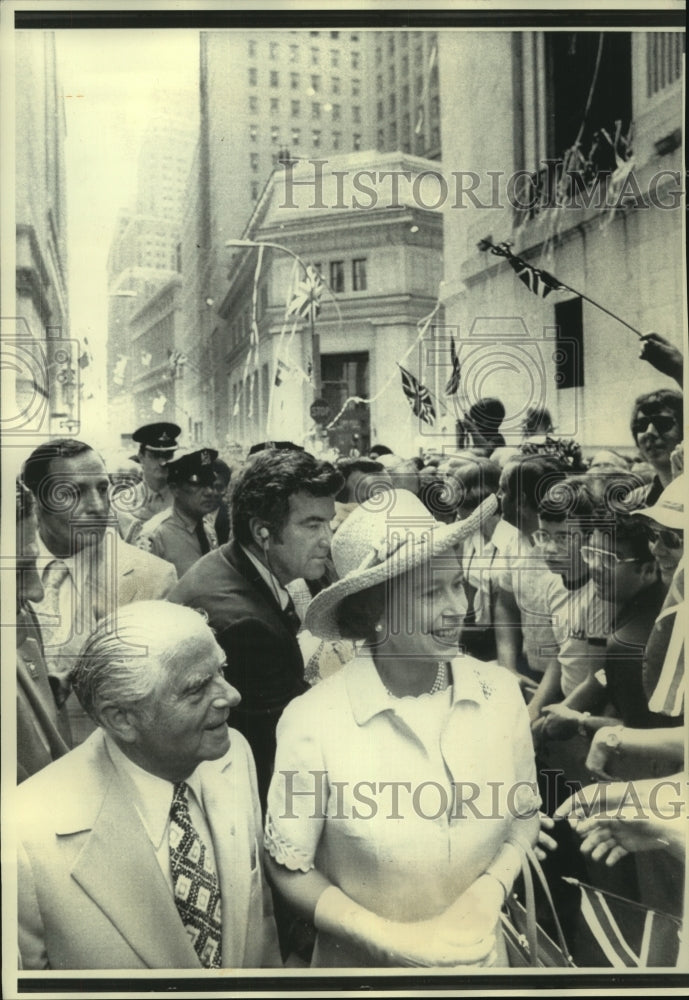 1976 Queen Elizabeth With Mayor Abraham Beame On Wall Street-Historic Images