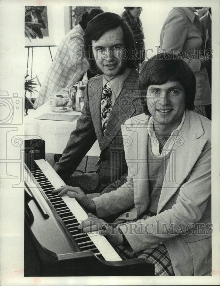 1974 Press Photo Dan Jepson and Rick Bergman sing and play folk ballads - Historic Images