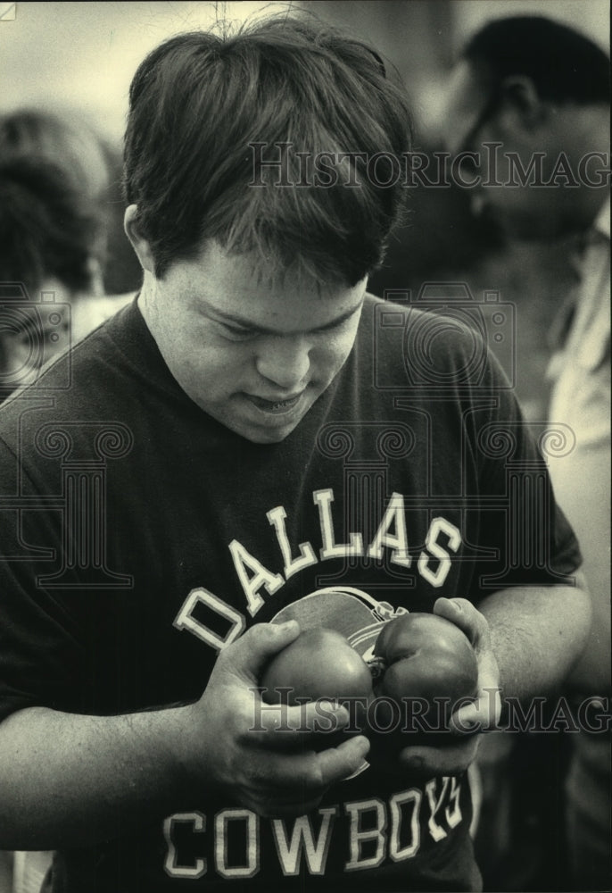 1987 Press Photo Bob Obst, client of Jewish Vocational Service admires tomatoes. - Historic Images