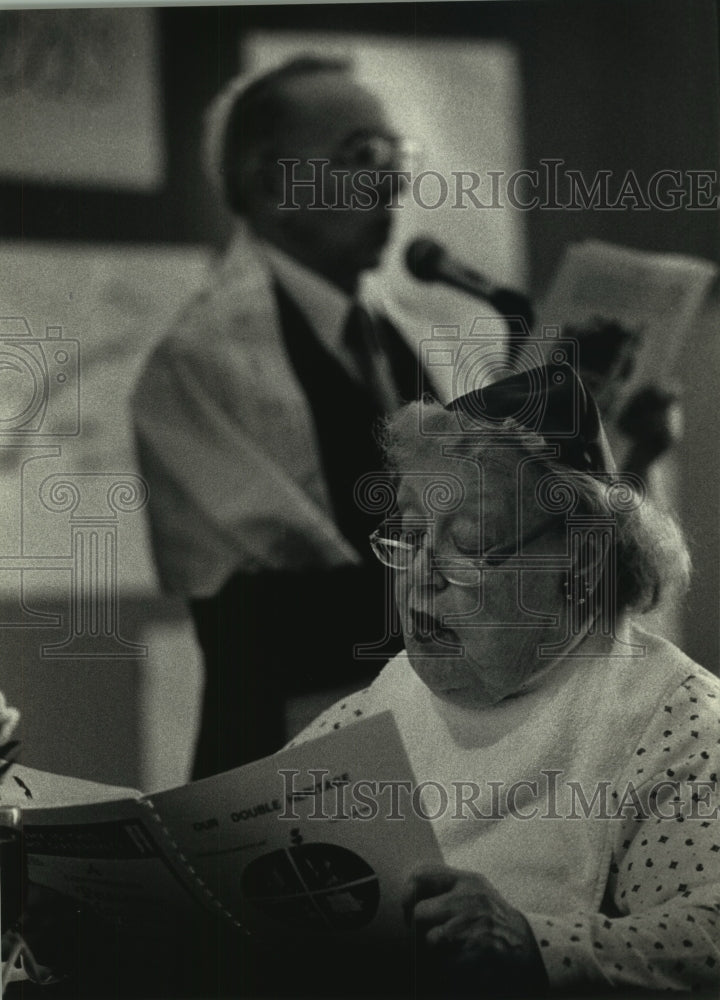 1992 Press Photo Sylvia Cohen sings along with cantor Aron Horowitz, Milwaukee - Historic Images