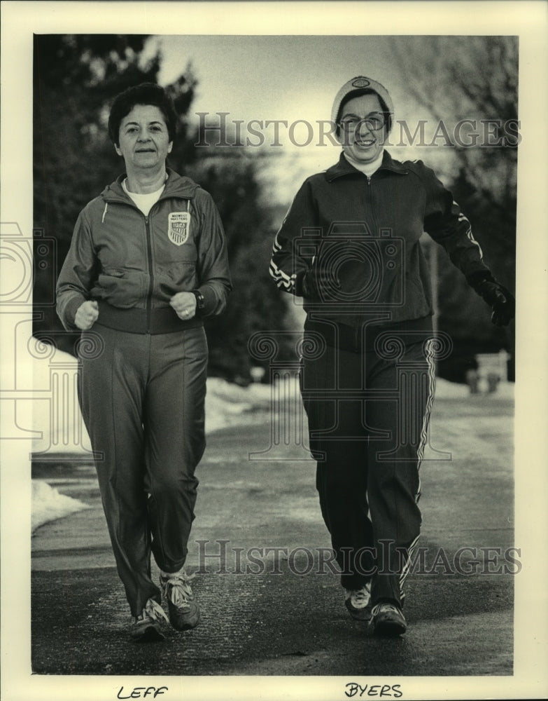 1984 Press Photo Ruth Leff and Mary Byers walking in the cold in Milwaukee- Historic Images