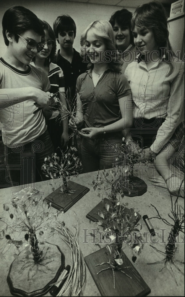 1981 Students admire copper trees at Raymond Brooks Center,Milwaukee - Historic Images