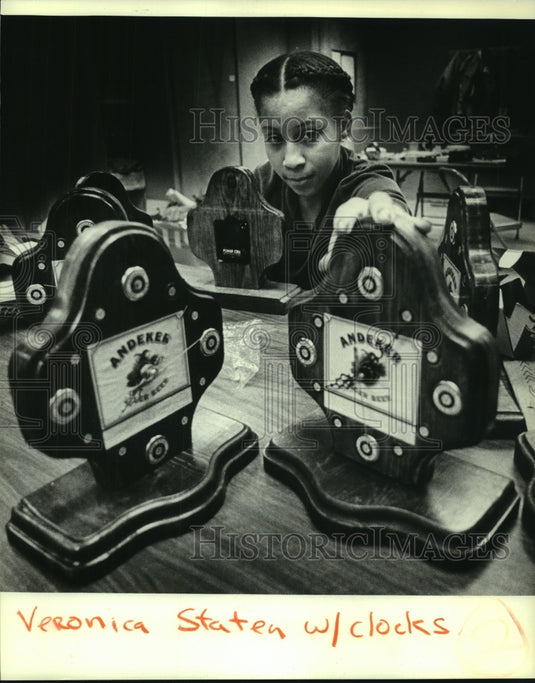 1981 Press Photo Veronica Staten with Andeker clocks at Edward Demmer Center - Historic Images