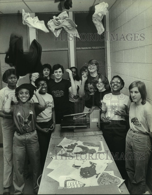 1981 First Rate crew, Allen-Bradley Center, order for 1,000 shirts - Historic Images