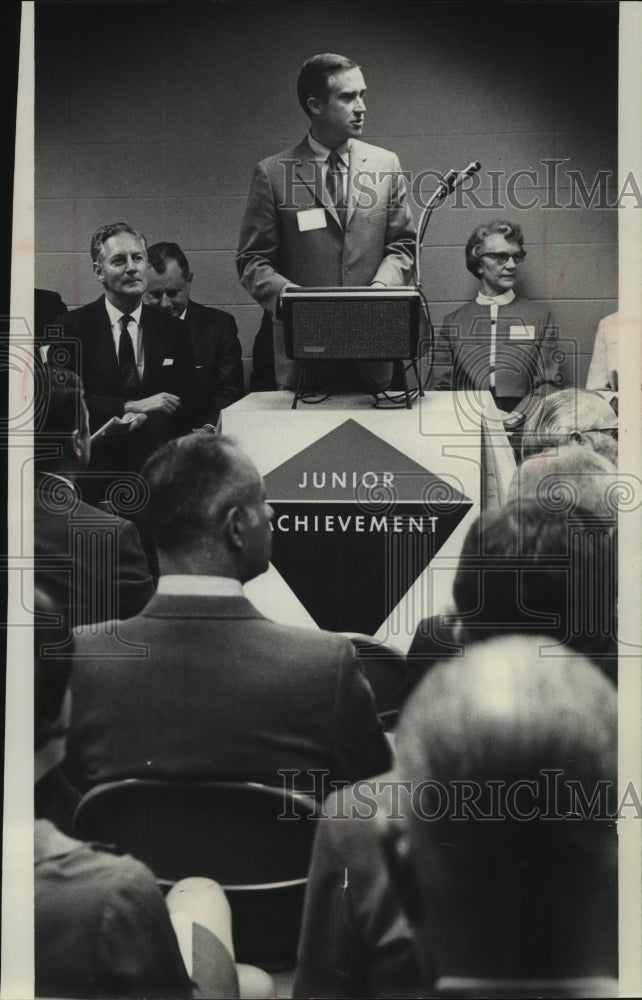 1970 Press Photo Wisconsin H.P. Mueller president of Junior Achievement - Historic Images