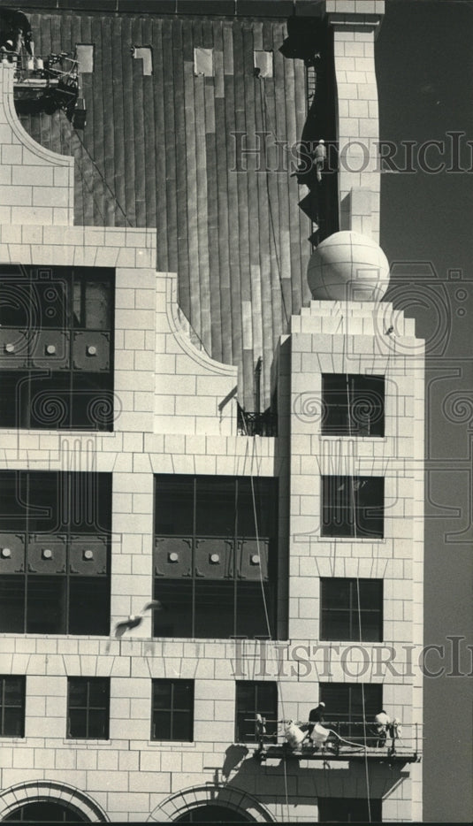 1989 Workers working on outside of 100 East building, Milwaukee - Historic Images