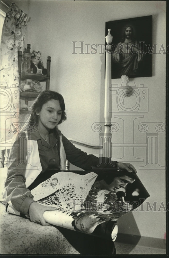 1980 Press Photo Maribel viewed an Elvis Presley poster in her room, Milwaukee - Historic Images