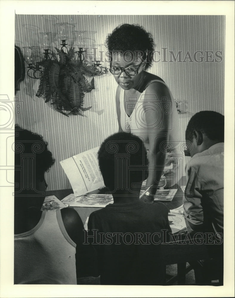 1985 Press Photo Diane Howard helping her foster children, Milwaukee - mjb85104 - Historic Images