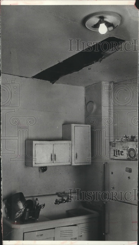 1976 Press Photo Hole in the ceiling of a kitchen unit in Milwaukee slum - Historic Images