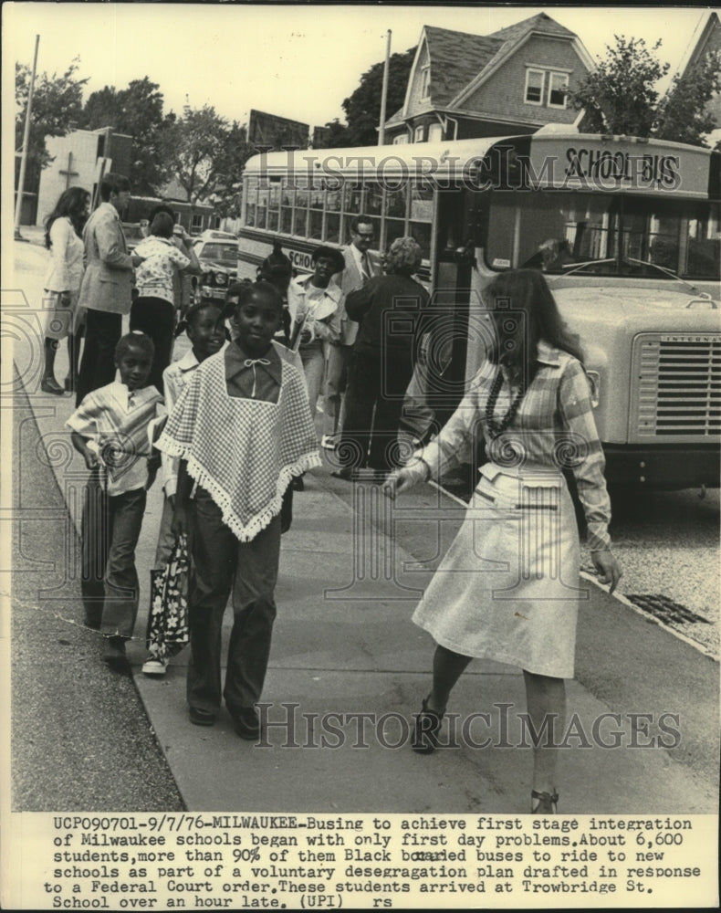 1976 Press Photo Students being bused as part of a Federal Court Order Milwaukee - Historic Images