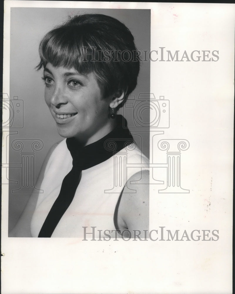 1968 Press Photo Joy Schaleben, daughter of Milwaukee Journal Editor - mjb85179 - Historic Images