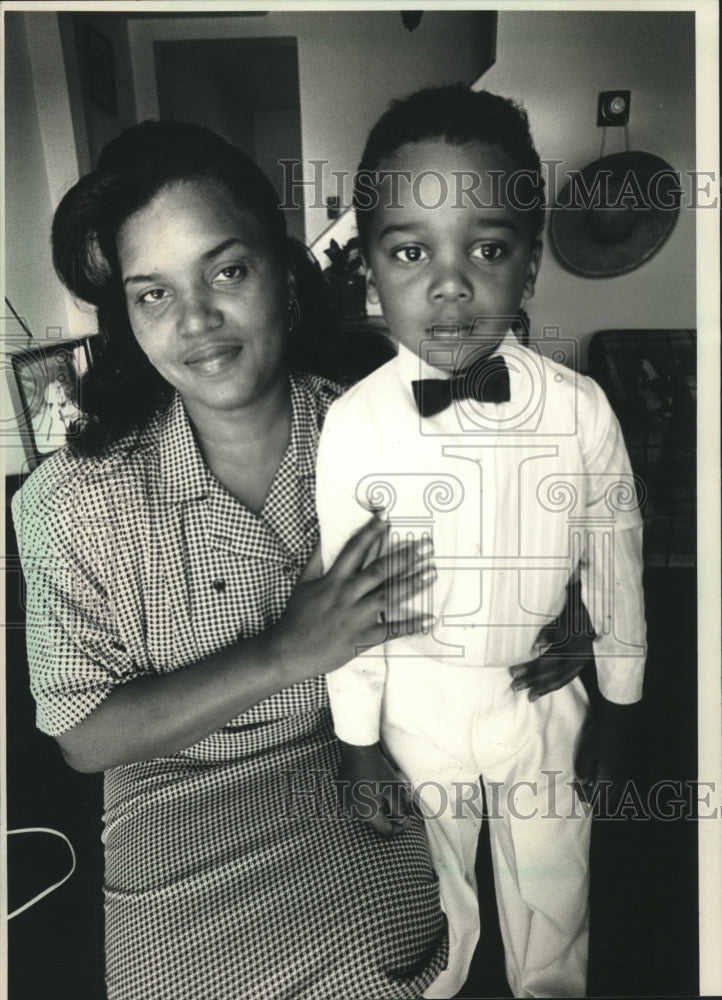 1988 Beverly Goins and son, Marcus at Children&#39;s Hospital, Milwaukee-Historic Images