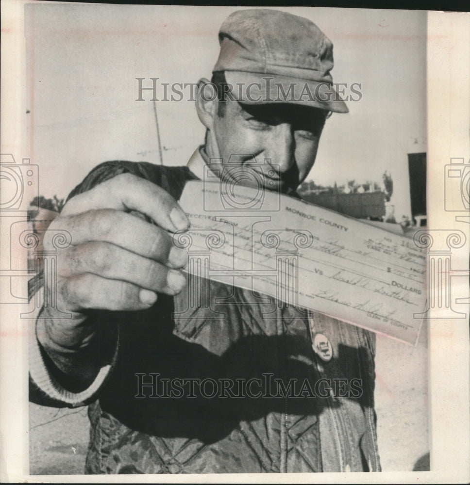 1964 Press Photo Donald Boettcher of Humbird, displayed bond receipt in Tomah- Historic Images