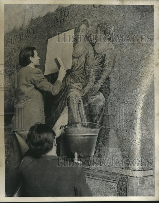 1952 Press Photo Saint Mark's Wall Work, mosaic experts repair by cartooning-Historic Images