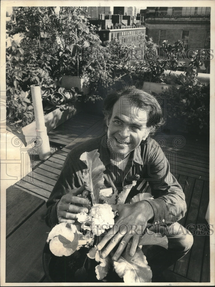 1973 Press Photo Stuart Mott on rooftop displays some Cauliflower, New York.-Historic Images