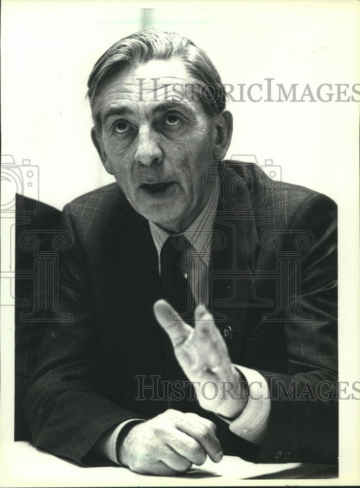 1980 Len Murray, talking to reporters about British Steel, Brussels. - Historic Images
