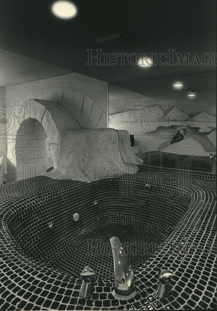1988 Inside look at hotel Igloo II fantasy suite - Historic Images