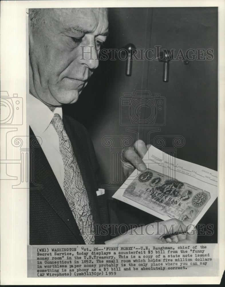 1959 Press Photo Chief of Secret Service, U. E. Baughman &amp; counterfeit $3 bill-Historic Images