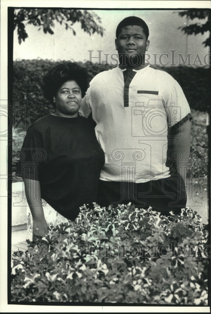 1991 Press Photo Clara Hays, diagnosed with sickle cell anemia, and son, Charles - Historic Images
