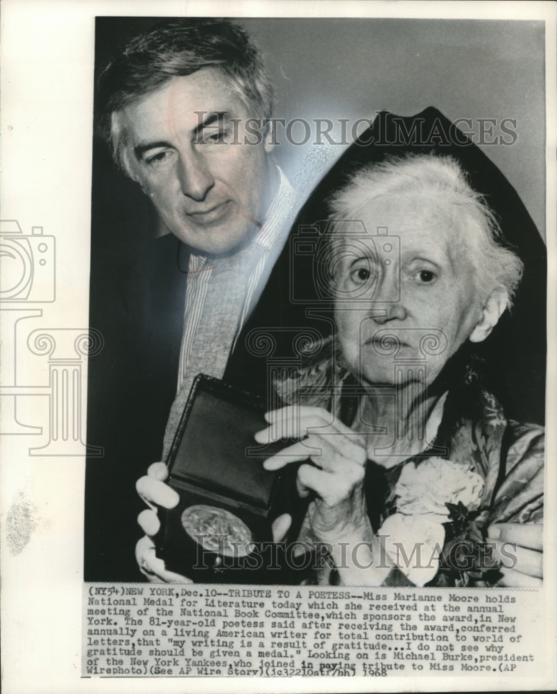 1968 Press Photo Poetess Marianne Moore receives medal for literature, New York - Historic Images