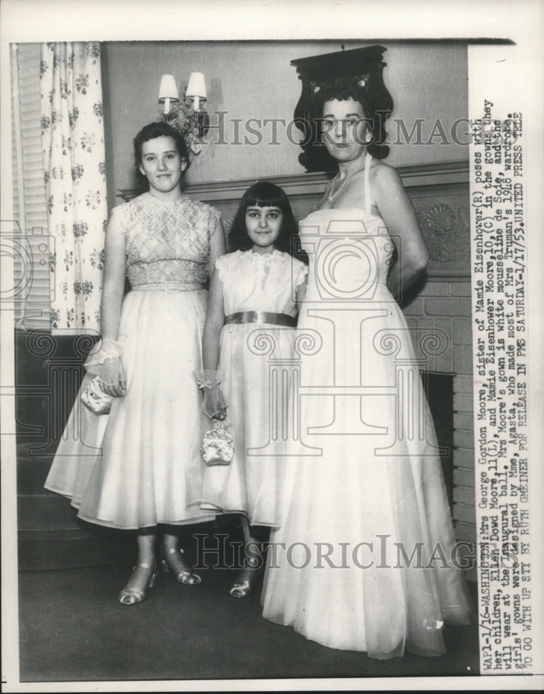 1953 Mrs. George Gordon Moore poses with her children-Historic Images