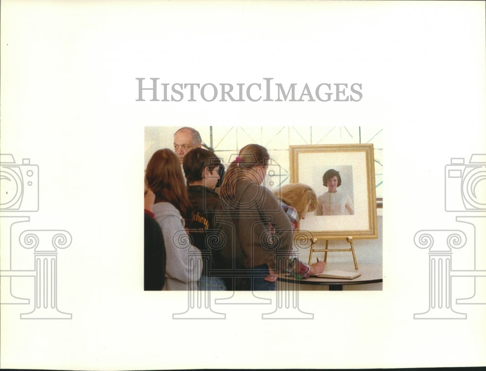 1994 Visitors At A Boston Jacqueline Kennedy Onassis Condolence Book - Historic Images