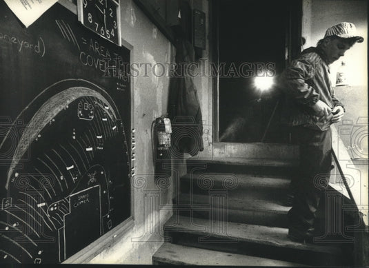 1993 Press Photo Olympia Resort Worker prepares for outdoor duty - mjb85646 - Historic Images