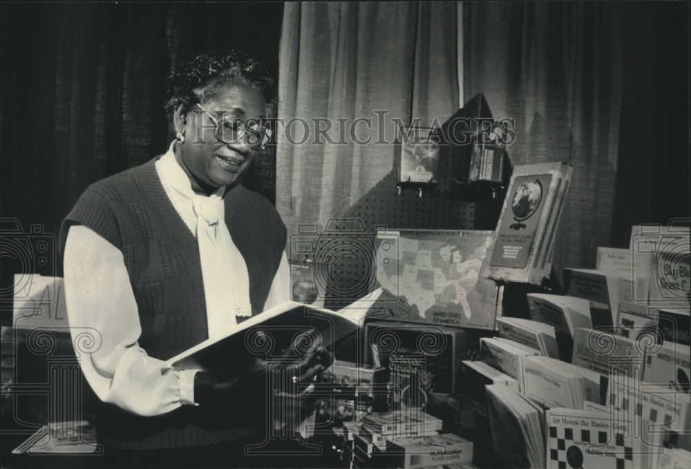1988 Milwaukee Teacher Beulah Howard looks at teaching materials - Historic Images