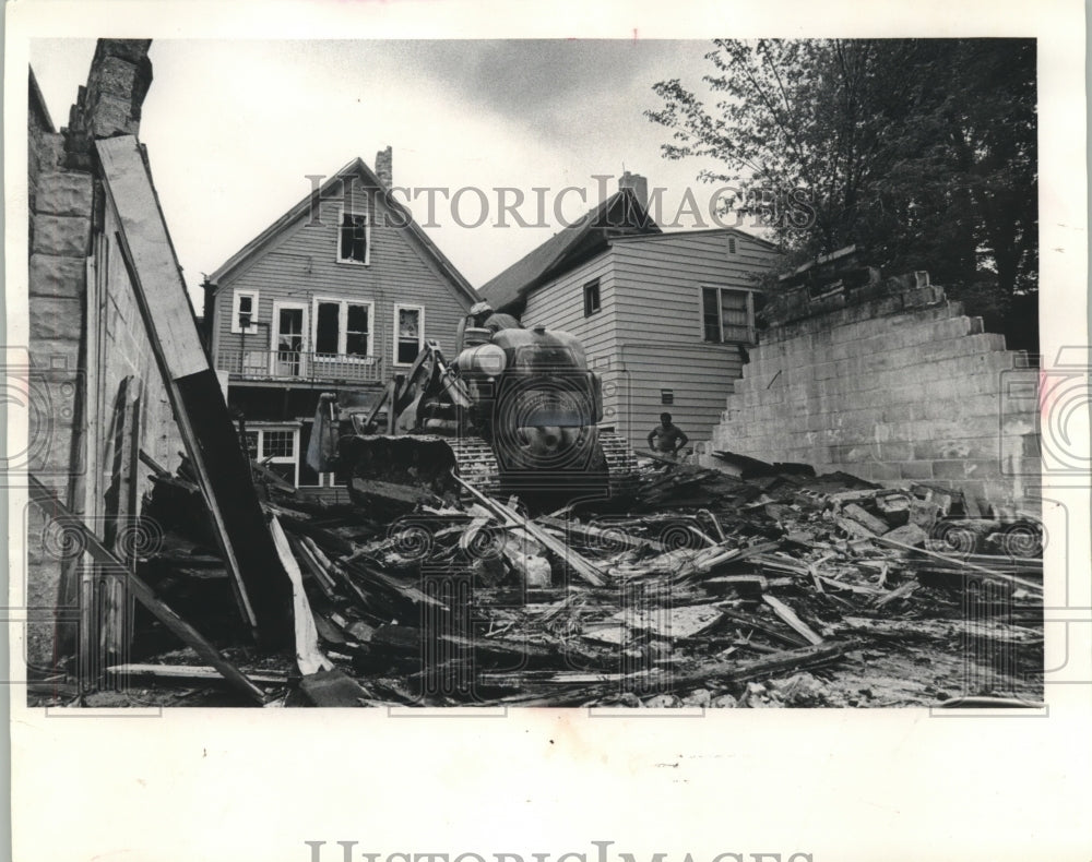 1974 Press Photo Milwaukee wrecking crew demolishes a garage before razing home - Historic Images