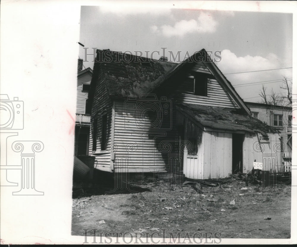 1966 Press Photo Burned structure owned by Columbia Savings & Loan, Northtown-Historic Images