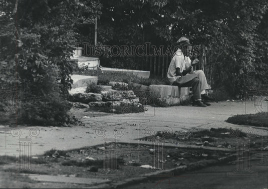 1977 Press Photo Broken Curbs & no grass form border between street, Milwaukee - Historic Images