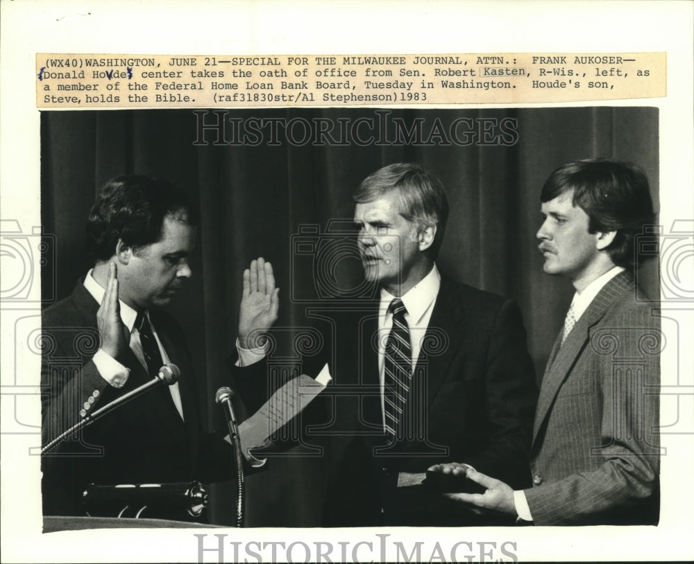 1983 Press Photo Donald Hovde take the oath of office from Senator Robert Kasten - Historic Images