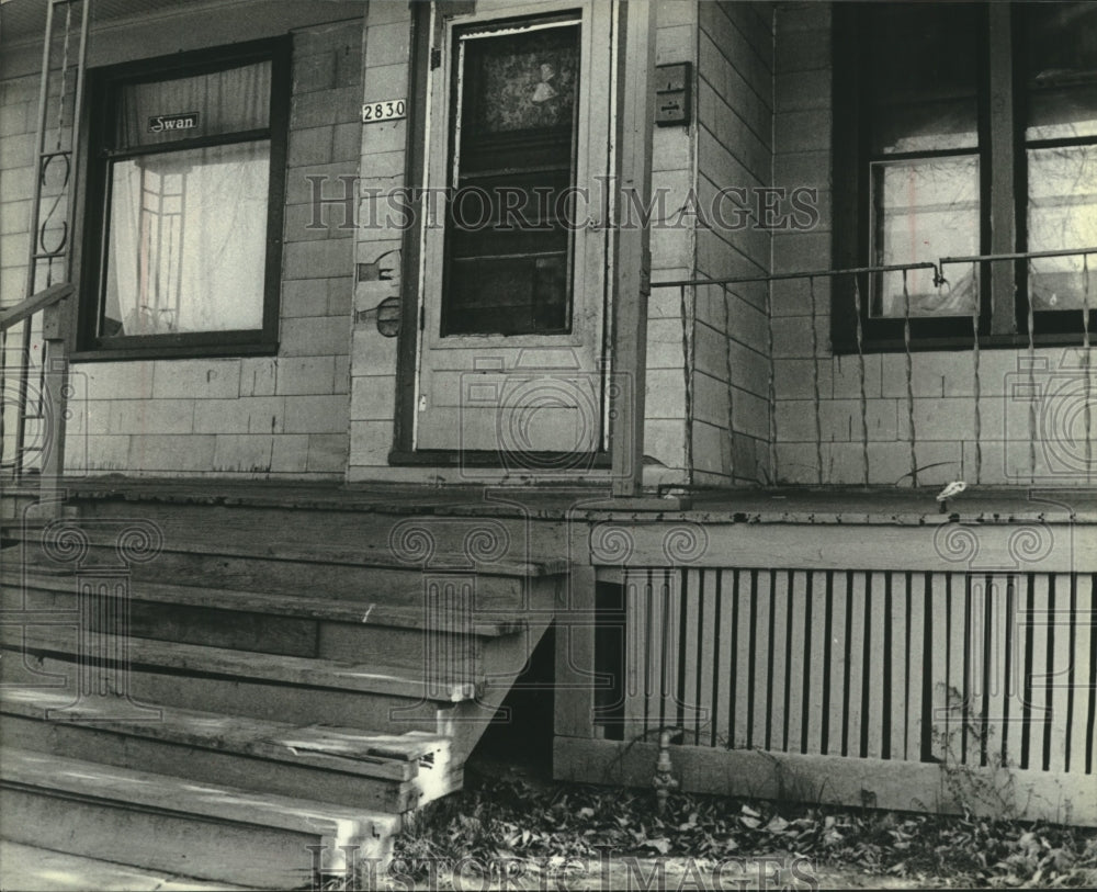1980 Front porch of Mary Posnanski, Milwaukee absentee landllord - Historic Images