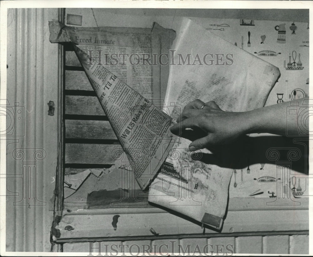 1973 Press Photo Milwaukee Housing, A hole in a wall covered with papers - Historic Images