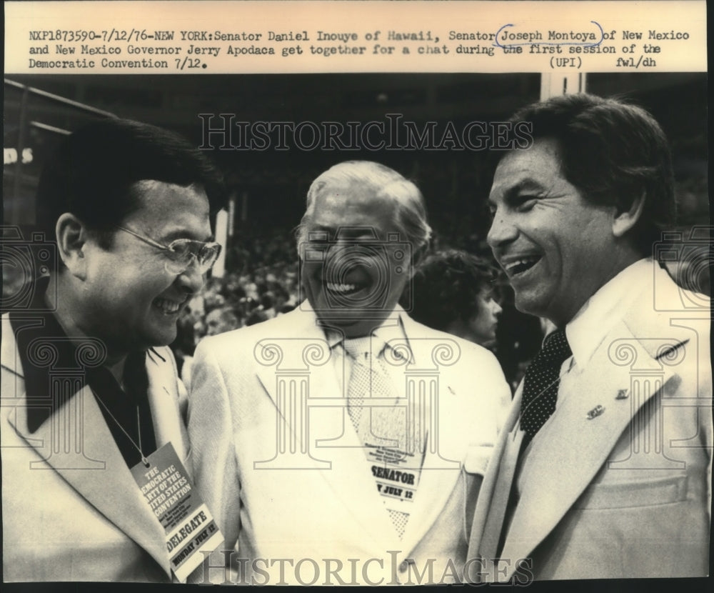 1975 Press Photo Senator Daniel Inouye &amp; others chat at Democratic Convention - Historic Images