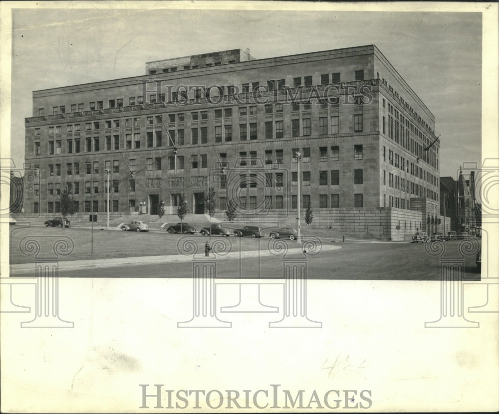 1943 Press Photo Exterior of County Safety Building in city of, Milwaukee.- Historic Images