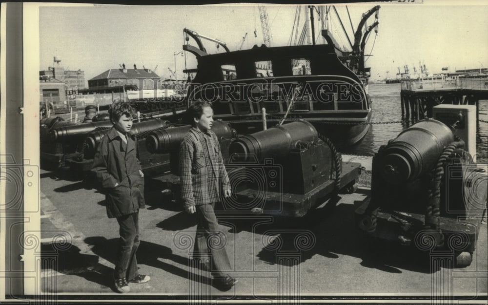 1973 Press Photo Youngsters walk past the ship's cannons, museum will be set up - Historic Images