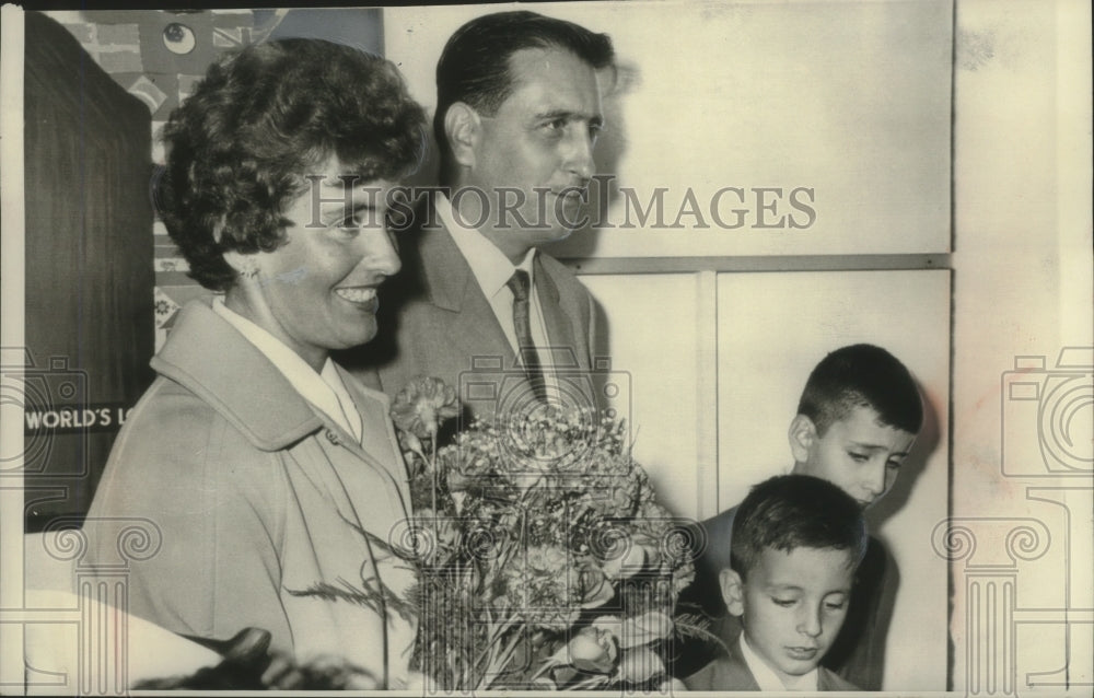 1981 Press Photo Czech diplomat Miroclav Nacvalac and his family left New York - Historic Images