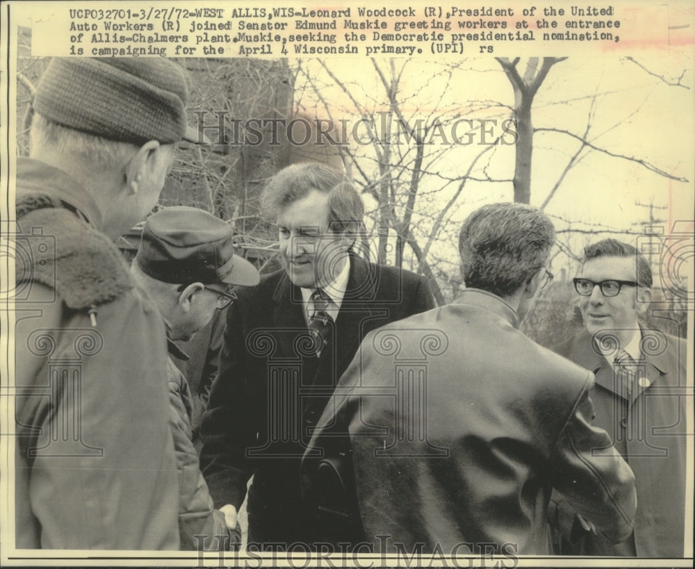 1972 Press Photo Senator Edmund Muskie &amp; workers at Allis-Chalmers in Wisconsin - Historic Images