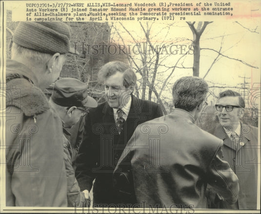 1972 Press Photo Senator Edmund Muskie & workers at Allis-Chalmers in Wisconsin - Historic Images