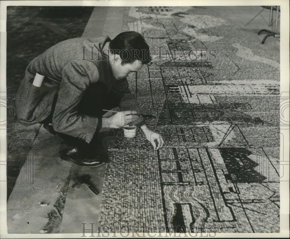 1955 Press Photo Mosaic moved from Young&#39;s studio to Police building in sections-Historic Images