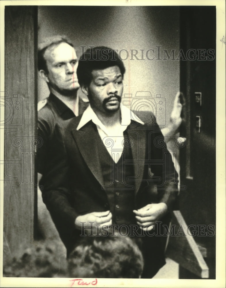 1980 Press Photo Daniel Roby, enters court room for burglary charge,, Milwaukee - Historic Images
