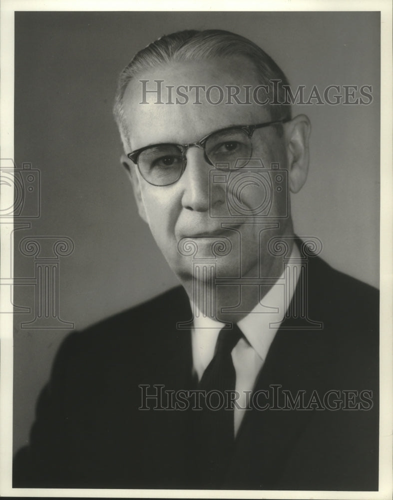 1974 Press Photo Retired Chief Executive of General Motors James M. Roche - Historic Images