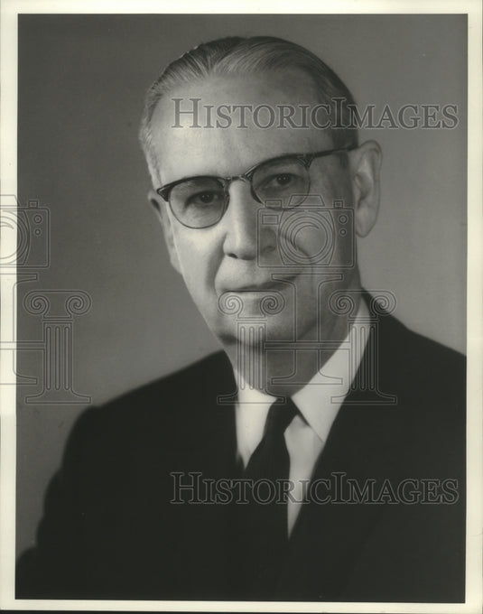 1974 Press Photo Retired Chief Executive of General Motors James M. Roche - Historic Images