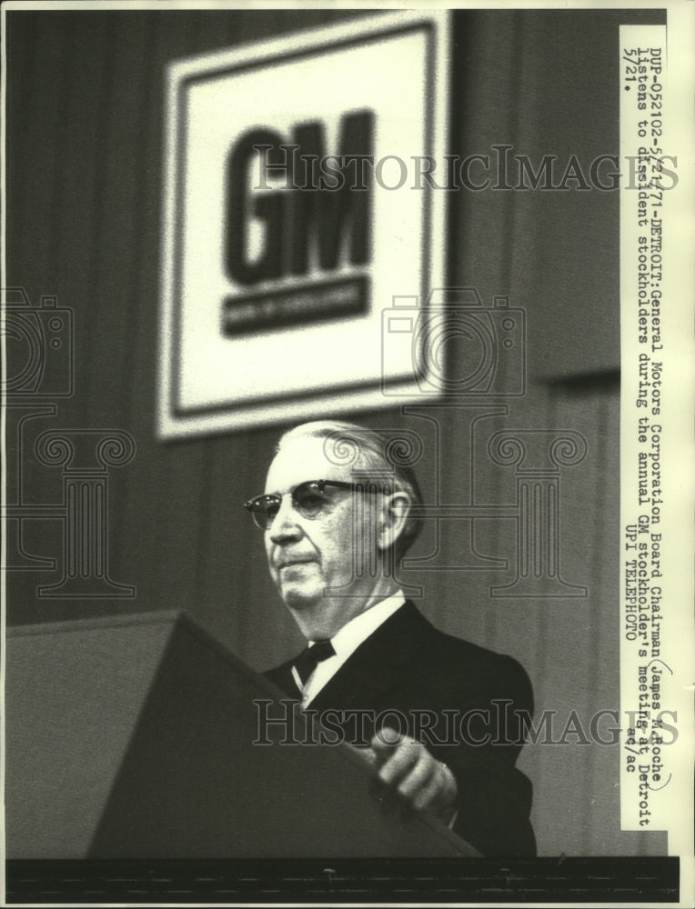 1971 Press Photo James M. Roche listens to stockholders at meeting Detroit - Historic Images