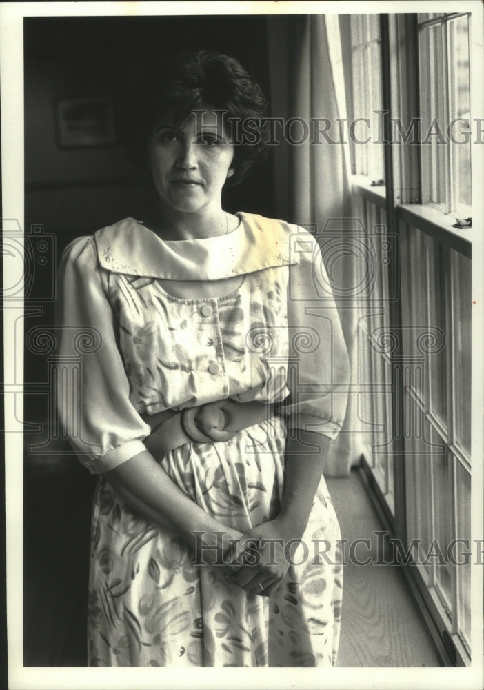 1990 Press Photo Gail Robison, coordinator of Milwaukee Psychiatric Hospital - Historic Images